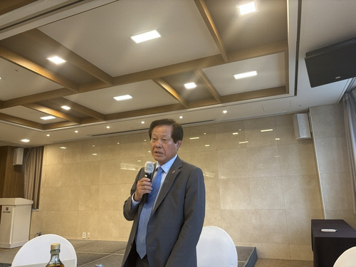 김형진 한국알뜰통신사업자협회장(세종텔레콤 회장)이 7일 서울 중구 프레지던트호텔에서 기자간담회를 열어 인사말을 하고 있다. 연합뉴스